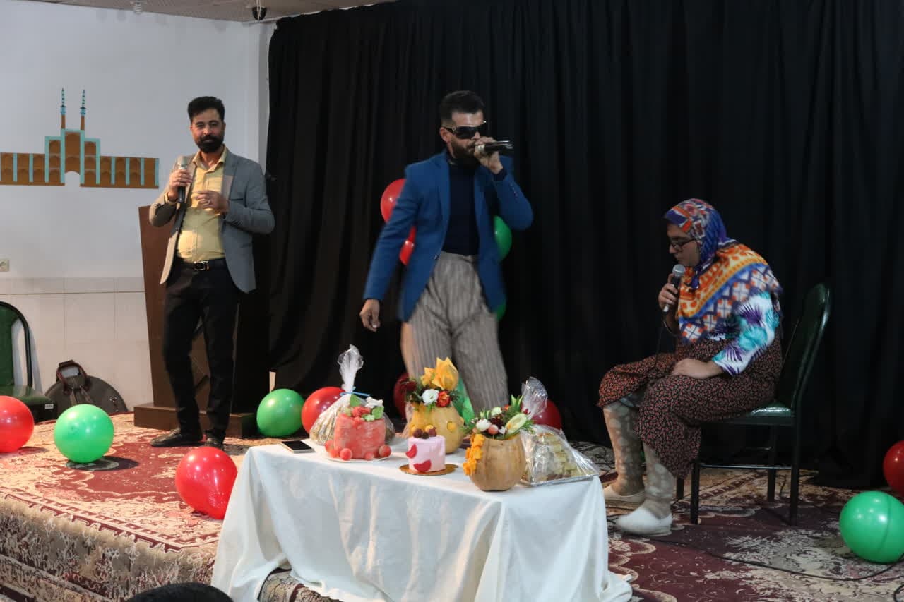 باحضورپرشور دانشجویان سالن اجتماعات مرکز در شب یلدای 1402 غرق در نشاط و شادی شد.